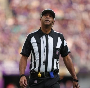 Adrian Hill, réferi de la NFL. Foto: X / @ProFootballTalk