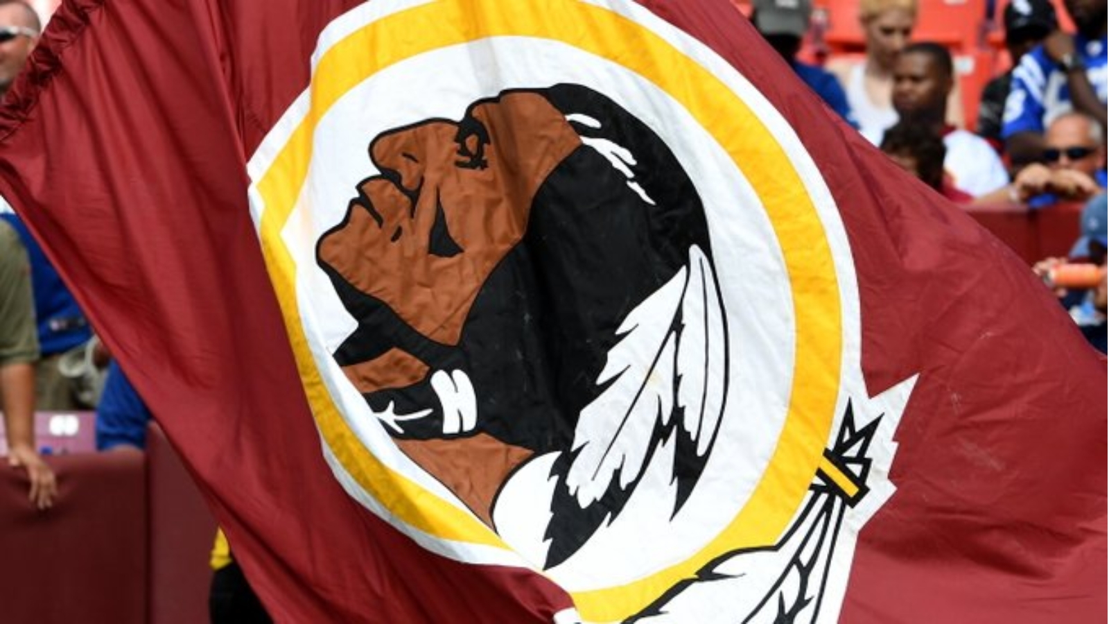 Commanders sorprenden al vender mercancía con el antiguo nombre y logo de Redskins