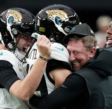 K Cam Little (#39), de los Jacksonville Jaguars, festeja con su equipo tras anotar un gol de campo de 68 yardas el 2 de noviembre del 2025. Foto: Getty Images