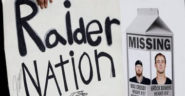 Aficionado sostiene cartel con los rostros de Maxx Crosby y Brock Bowers, Las Vegas Raiders. Foto: Getty Images.