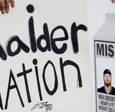 Aficionado sostiene cartel con los rostros de Maxx Crosby y Brock Bowers, Las Vegas Raiders. Foto: Getty Images.