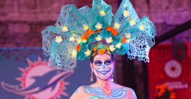 Catrina de los Miami Dolphins, ganadora del desfile en el evento NFL Hasta la Muerte, edición 2025.