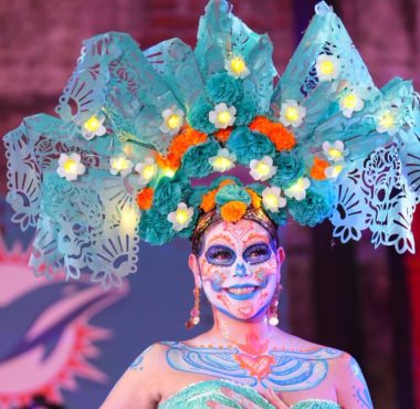 Catrina de los Miami Dolphins, ganadora del desfile en el evento NFL Hasta la Muerte, edición 2025.