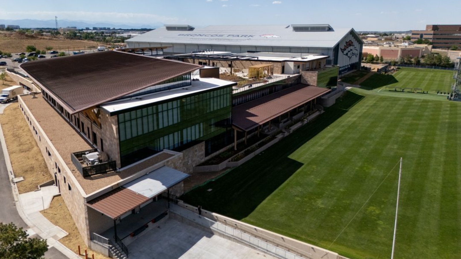 Así luce su nueva casa: Broncos estrenan impresionante centro de entrenamiento
