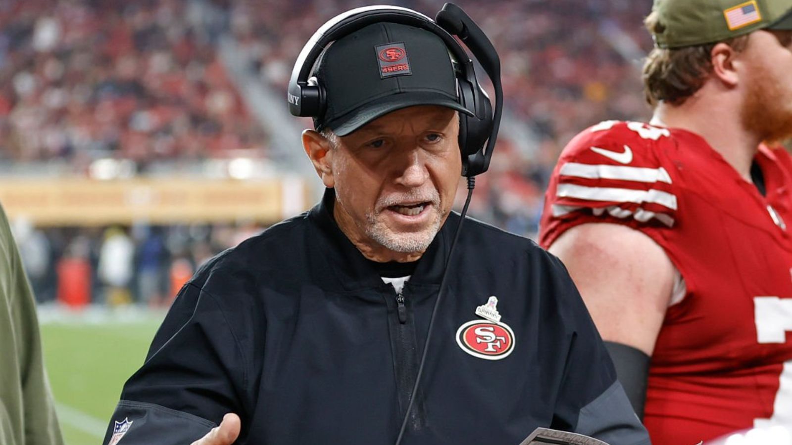 Chris Foester, entrenador de línea ofensiva y asistente de head coach de los San Francisco 49ers. Foto: Getty Images.