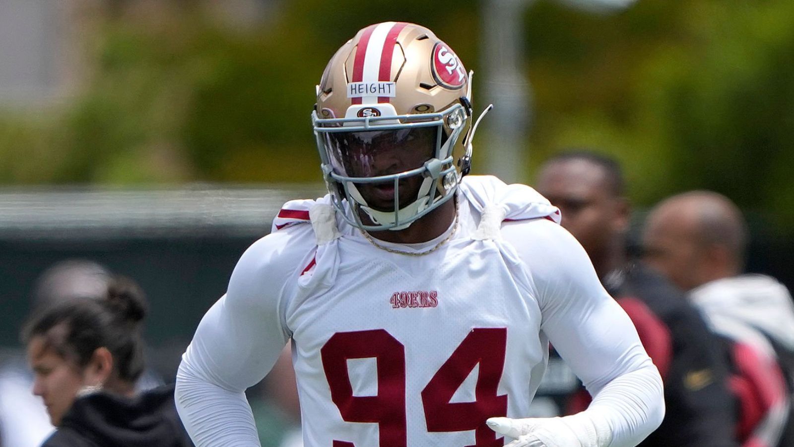 Romello Height preocupa a los 49ers tras salir en carrito durante entrenamiento; revelan qué pasó