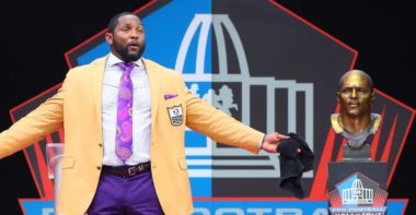 LB Ray Lewis en su ceremonia de inducción al Salón de la Fama NFL