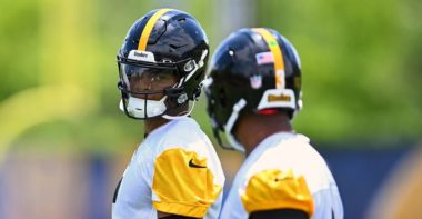 QB Justin Fields (izquierda) y QB Russell Wilson (derecha); Pittsburgh Steelers