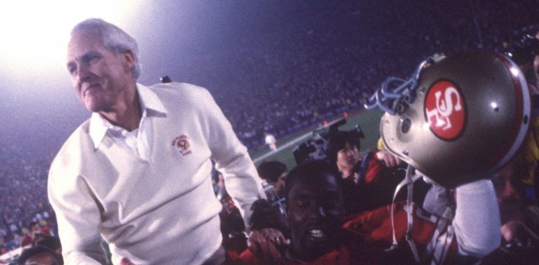HC Bill Walsh con los San Francisco 49ers en el SB XIX