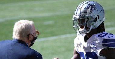 Dueño Jerry Jones (izquierda) y WR CeeDee Lamb (derecha), Dallas Cowboys