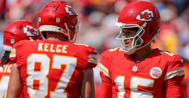 TE Travis Kelce (izquierda); QB Patrick Mahomes (derecha), Kansas City Chiefs