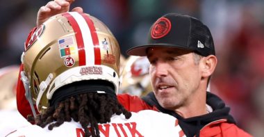 WR Brandon Aiyuk (izquierda); HC Kyle Shanahan (derecha); San Francisco 49ers