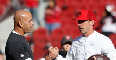 Robert Saleh (izquierda) y HC Kyle Shanahan (derecha) con los San Francisco 49ers