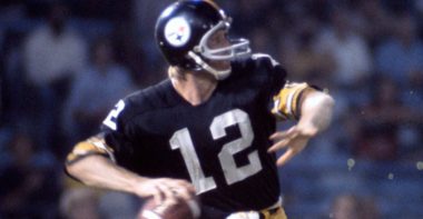 Terry Bradshaw (12) ex quarterback de los Pittsburgh Steelers.