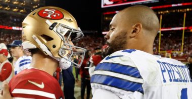 QB Brock Purdy, San Francisco 49ers (izquierda); QB Dak Prescott, Dallas Cowboys (derecha)