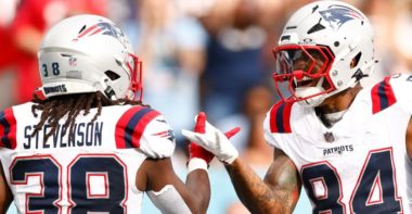 RB Rhamondre Stevenson (izquierda) y WR Kendrick Bourne (derecha), New England Patriots