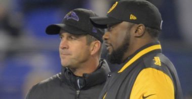 HC John Harbaugh, Baltimore Ravens (izquierda); HC Mike Tomlin, Pittsburgh Steelers (derecha)