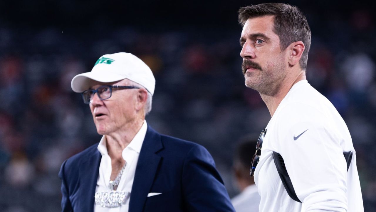 ¿Caos en los Jets? Woody Johnson sugiere sentar a Aaron Rodgers