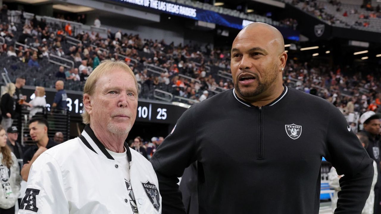 Dueño Mark Davis y HC Antonio Pierce, Las Vegas Raiders