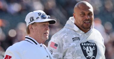 Dueño Mark Davis y HC Antonio Pierce, Las Vegas Raiders
