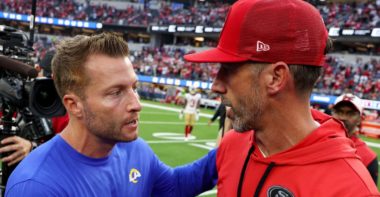 HC Sean McVay (izquierda), Los Angeles Rams; y HC Kyle Shanahan (derecha), San Francisco 49ers
