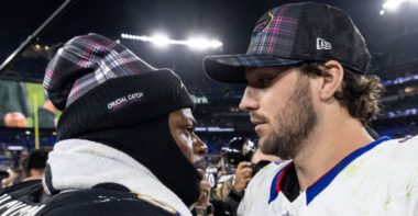 QB Lamar Jackson, Baltimore Ravens, y QB Josh Allen, Buffalo Bills
