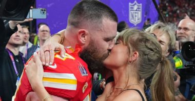 TE Travis Kelce, Kansas City Chiefs; y su pareja, Taylor Swift