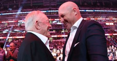 Jerry Jones, dueño de los Dallas Cowboys; ex TE Jason Witten
