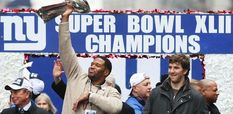DE Michael Strahan y QB Eli Manning con los New York Giants