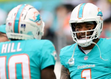 WR Tyreek Hill (izquierda) y QB Tua Tagovailoa (derecha), Miami Dolphins
