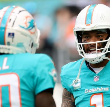 WR Tyreek Hill (izquierda) y QB Tua Tagovailoa (derecha), Miami Dolphins