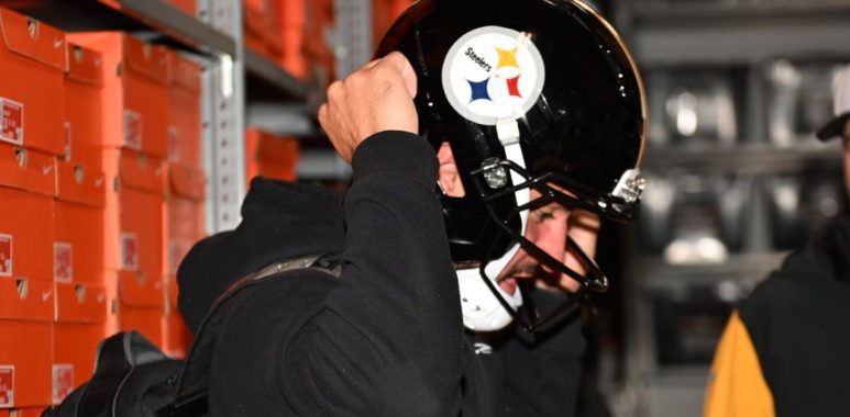 Sebastián Castro con los Pittsburgh Steelers. Foto: Steelers en Español