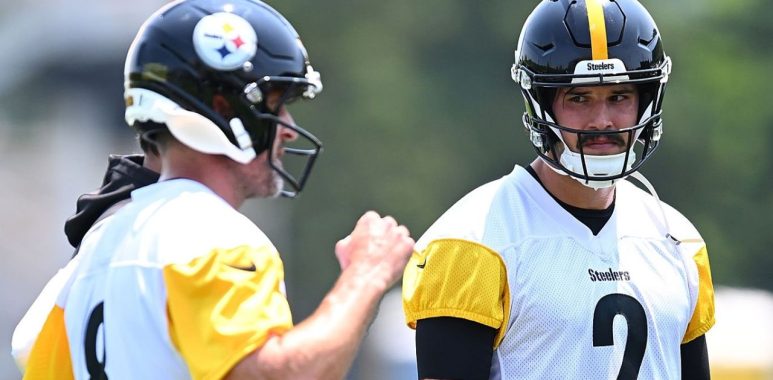 QB Aaron Rodgers (izquierda), y QB Mason Rudolph (derecha), Pittsburgh Steelers
