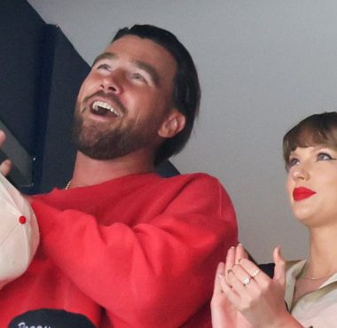 Travis Kelce y Taylor Swift en el Juego 4 de la Final de la Stanley Cup 2025 entre Panthers y Oilers