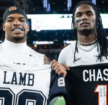 Intercambio de jerseys entre el WR Ja'Marr Chase, Cincinnati Bengals (Izquierda) y el WR CeeDee Lamb, Dallas Cowboys (derecha)