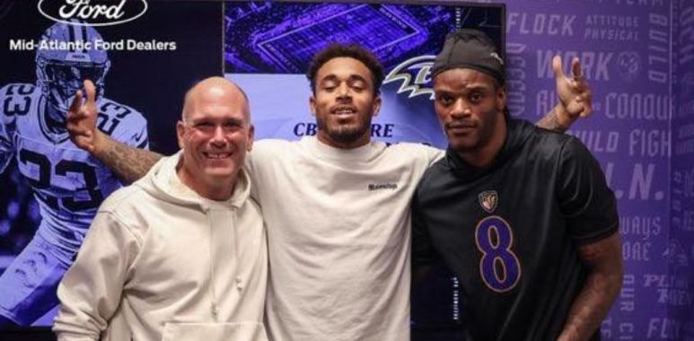 CB Jaire Alexander, acompañado por el QB Lamar Jackson, tras su firma con los Baltimore Ravens