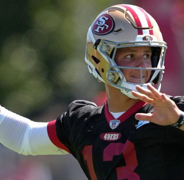 QB Brock Purdy con los San Francisco 49ers en el Training Camp de 2023
