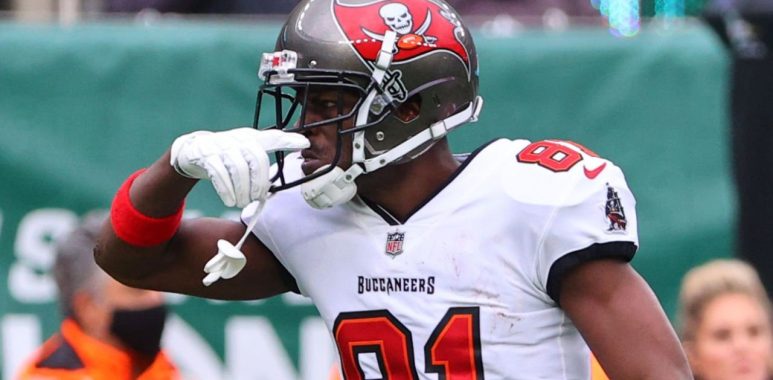 WR Antonio Brown con los Tampa Bay Buccaneers