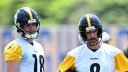QB Will Howard (izquierda) y QB Aaron Rodgers (derecha), Pittsburgh Steelers