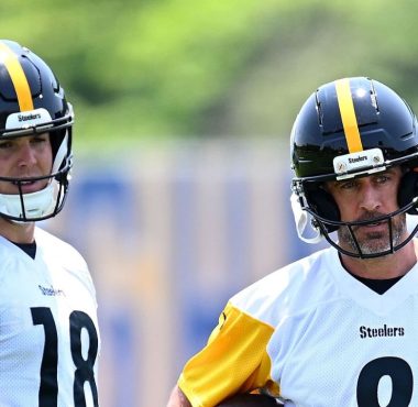 QB Will Howard (izquierda) y QB Aaron Rodgers (derecha), Pittsburgh Steelers