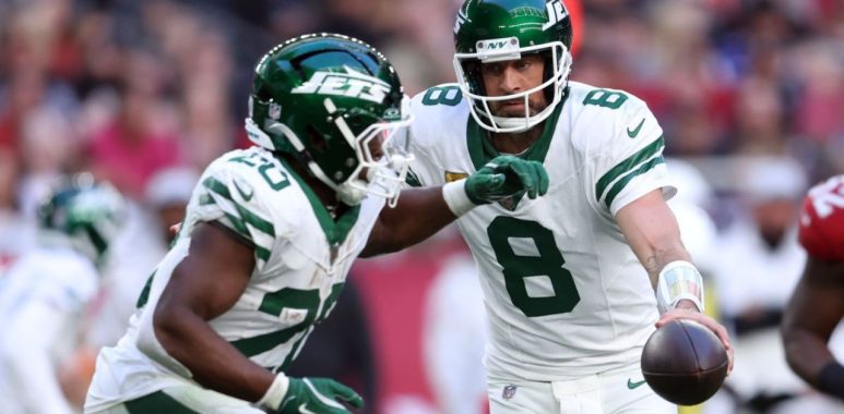 QB Aaron Rodgers entrega balón al RB Breece Hall, New York Jets en 2024