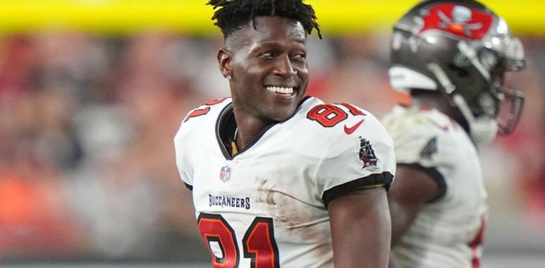 WR Antonio Brown con los Tampa Bay Buccaneers en 2021