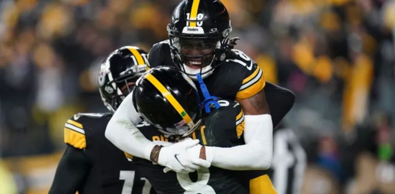 QB Kenny Pickett (8) y WR Diontae Johnson (18) con los Pittsburgh Steelers en 2023