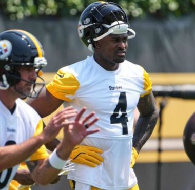 QB Aaron Rodgers y WR DK Metcalf, Pittsburgh Steelers