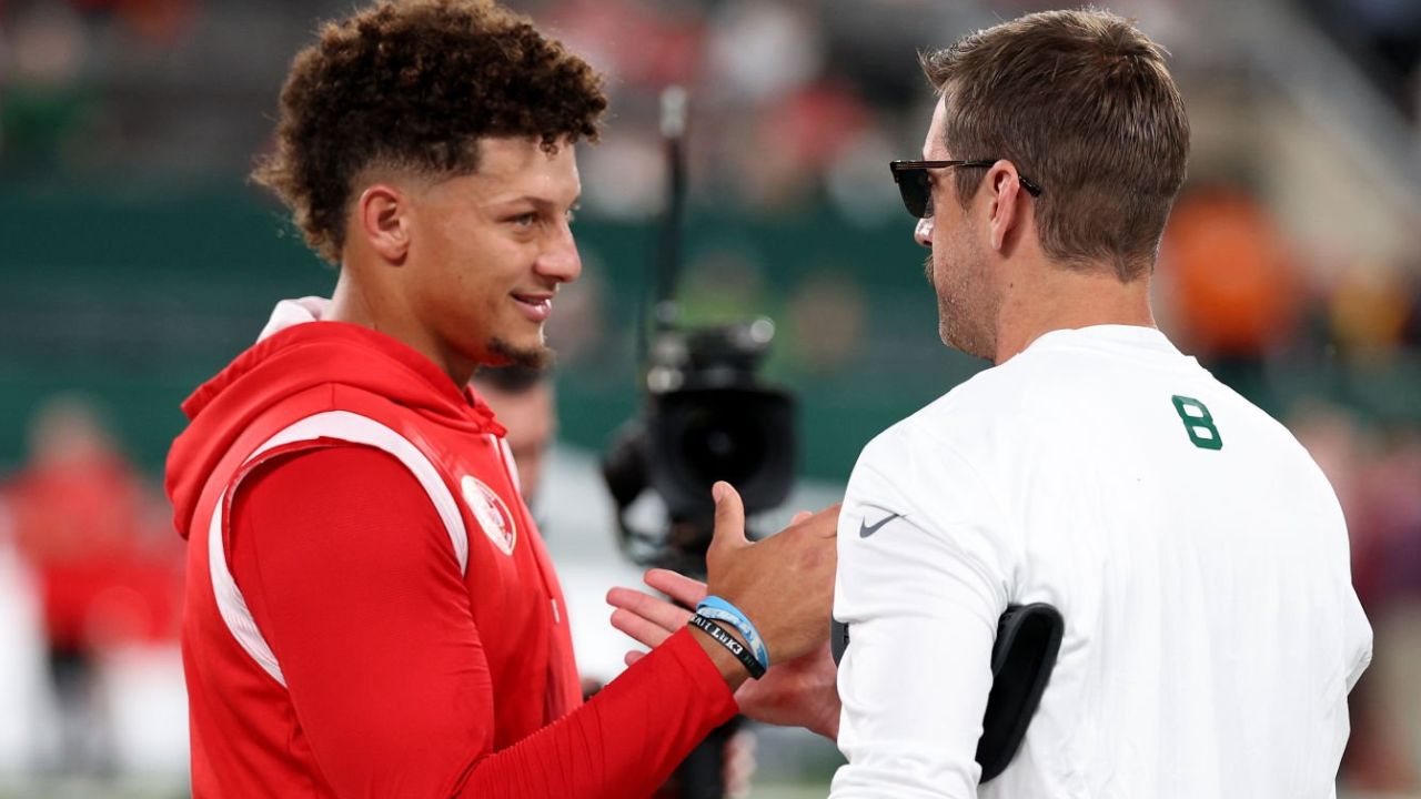 QB Patrick Mahomes (izquierda) y QB Aaron Rodgers (derecha)
