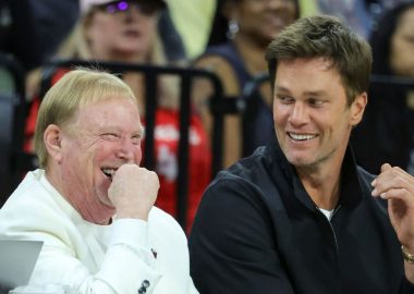 Mark Davis, dueño mayoritario; y Tom Brady, dueño minoritario; Las Vegas Raiders