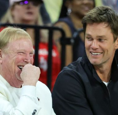 Mark Davis, dueño mayoritario; y Tom Brady, dueño minoritario; Las Vegas Raiders