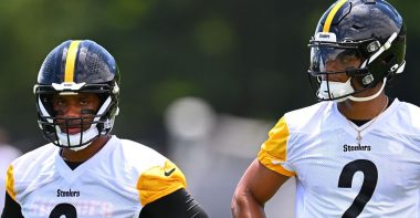 QB Russell Wilson (izquierda) y QB Justin Fields (derecha), Pittsburgh Steelers