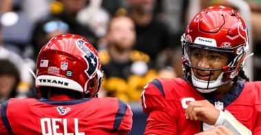 WR Tank Dell (izquierda) y el QB C.J. Stroud (derecha), Houston Texans