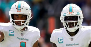 QB Tua Tagovailoa (izquierda) y WR Tyreek Hill (derecha), Miami Dolphins